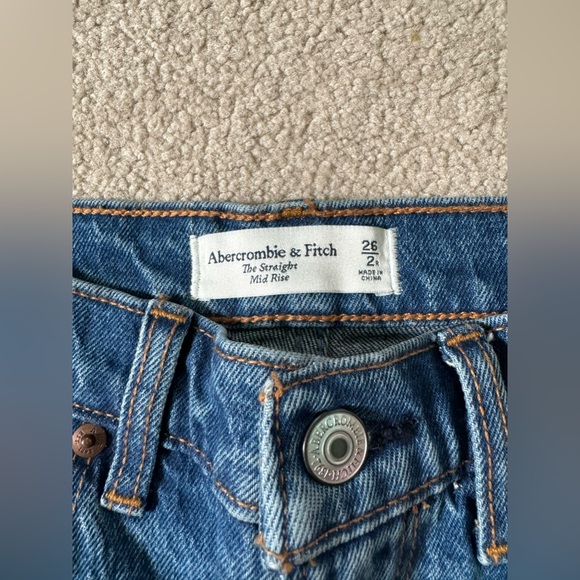 NWT Abercrombie & Fitch “The Straight” Mid Rise Jeans, Size 26 (2R) - Picture 4 of 7